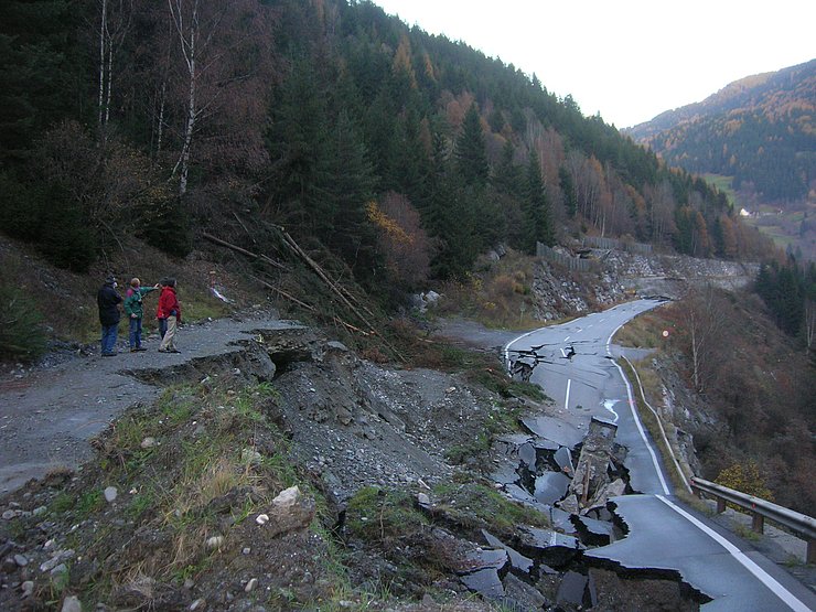 Hangrutschung Zintlwald 2005, Gemeinde Strengen