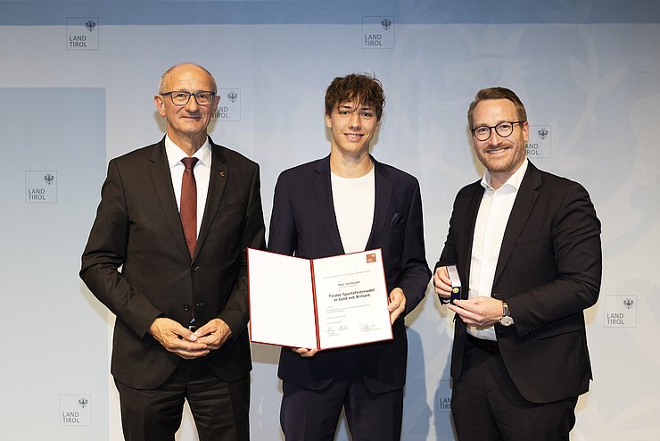 © Land Tirol/W9 Mario Webhofer v.l.n.r.: LH Anton Mattle, Noel Salzburger, 1.LH-Stv. Philip Wohlgemuth