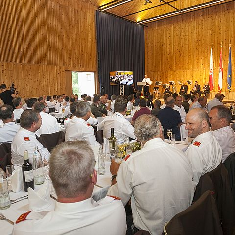 Ein vollgefüllter Saal in Kals bei der Dankesfeier des Landes Tirol für die Einsatzkräfte bei der Unwetterkatastrophe im Oktober 2018 in Osttirol.