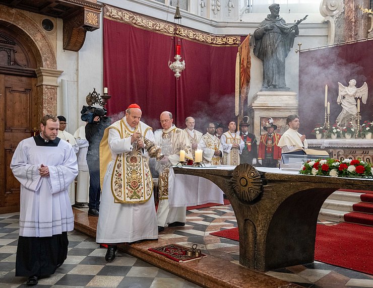 Kardinal Christoph Schönborn zelebrierte den Gedenkgottesdienst in der Hofkirche in Innsbruck.