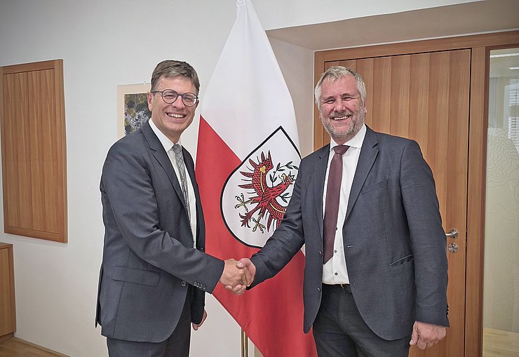 Zwei Männer schütteln sich die Hand