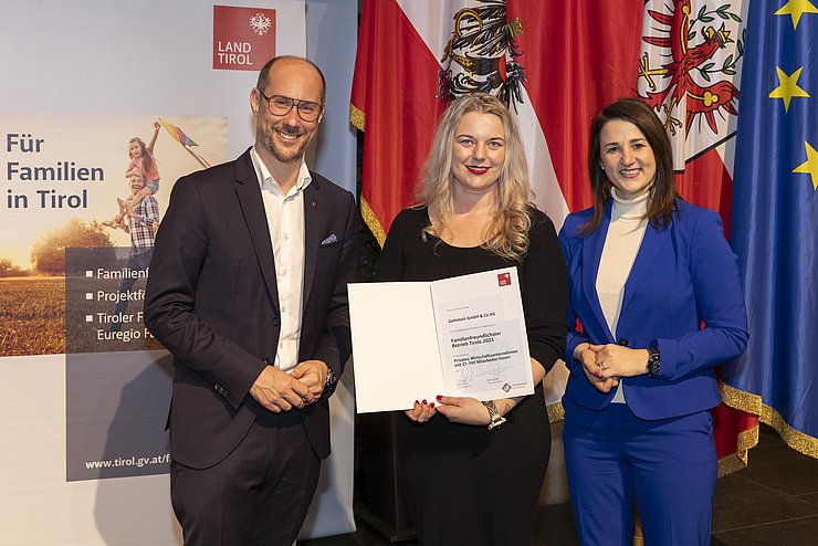 © Land Tirol/Die Fotografen drei Personen mit Urkunde