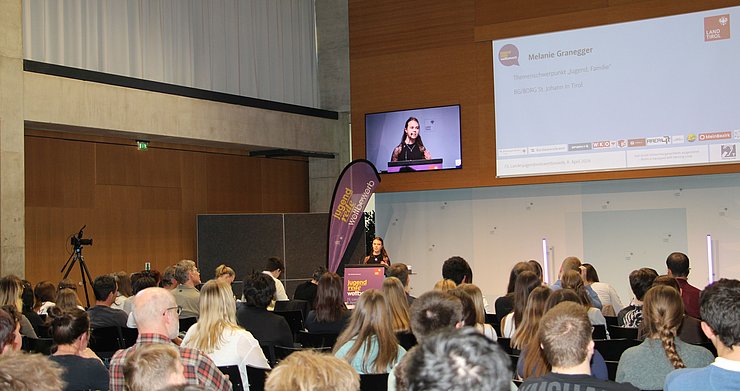 Jugendliche spricht vor Publikum