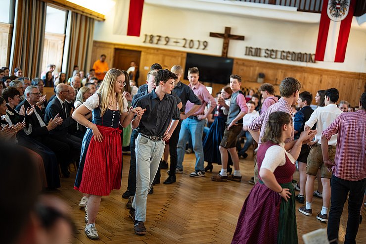 SchülerInnen tanzen