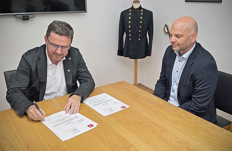 © Land Tirol/Hotter Neuer Bürgermeister unterzeichnet Papier
