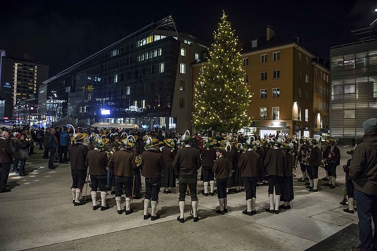 Mit musikalerischer Umrahmung wurde gestern die Illuminierung des Christbaumes am Landhausplatz gefeiert.