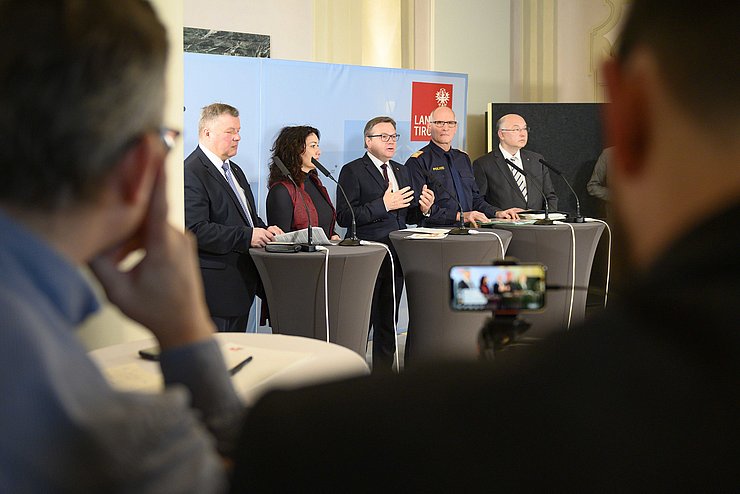 (von links): Gesundheitslandesrat Bernhard Tilg, Landeshauptmann-Stellvertreterin Ingrid Felipe, Landeshauptmann Günther Platter, Landespolizeidirektor Edelbert Kohler und Landessanitätdirektor Franz Katzgraber berichteten heute über aktuelle Entwicklung hinsichtlich des Coronavirus.