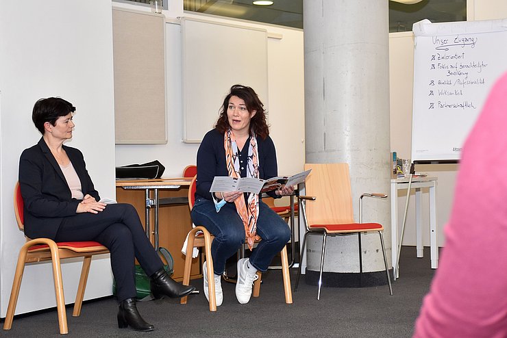 Elisabeth Rathgeb und LHStvin  Felipe beim Workshop.