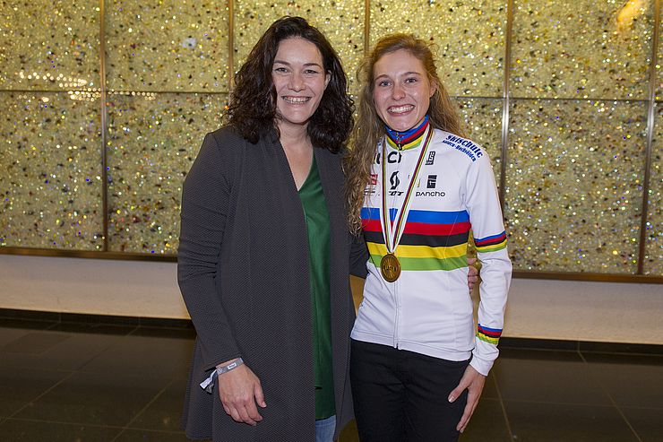 LHStvin Ingrid Felipe gratulierte der Weltmeisterin Laura Stigger.