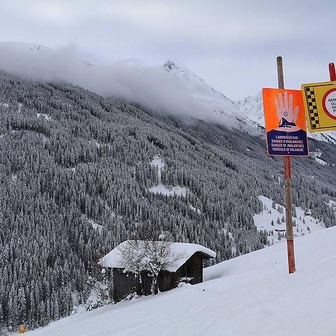 Winterlandschaft mit Lawinengefahr