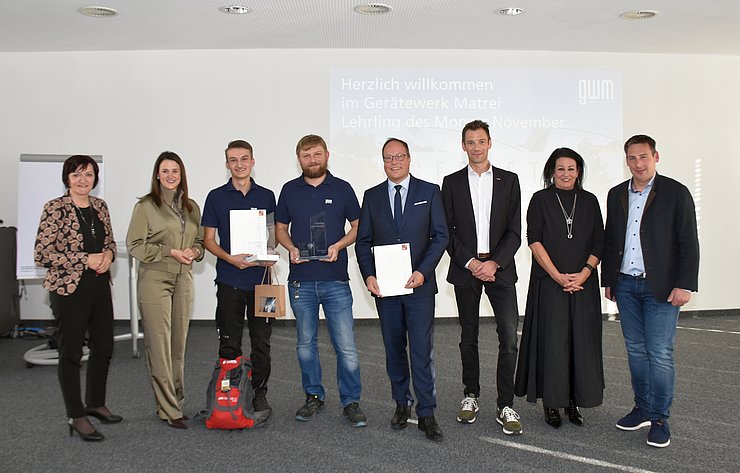 V. li. bei der Auszeichnungsfeier im Gerätewerk Matrei Andrea Ager (Vizepräsidentin  Arbeiterkammer Tirol), Arbeits- und Jugendlandesrätin Astrid Mair, „Lehrling des Monats November 2025“ Julian Aichner, Patrick Riedl (Ausbildungsleiter Gerätewerk Matrei), Rupert Sparber (Geschäftsführer Gerätewerk Matrei), Stefan Wanner (Bezirksstellenleiter Innsbruck-Stadt-Land Wirtschaftskammer Tirol), Ulrike Graber (Direktorin Tiroler Fachberufsschule für Metalltechnik Innsbruck) und Lukas Peer (Bgm Navis).