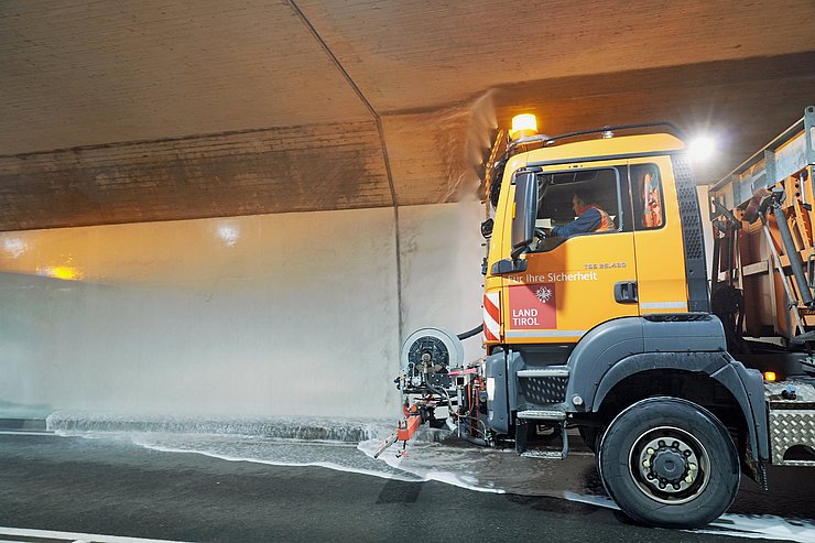 LKW mit Spritzdüsen in Tunnel