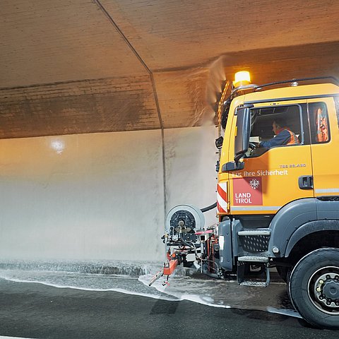 LKW mit Spritzdüsen in Tunnel