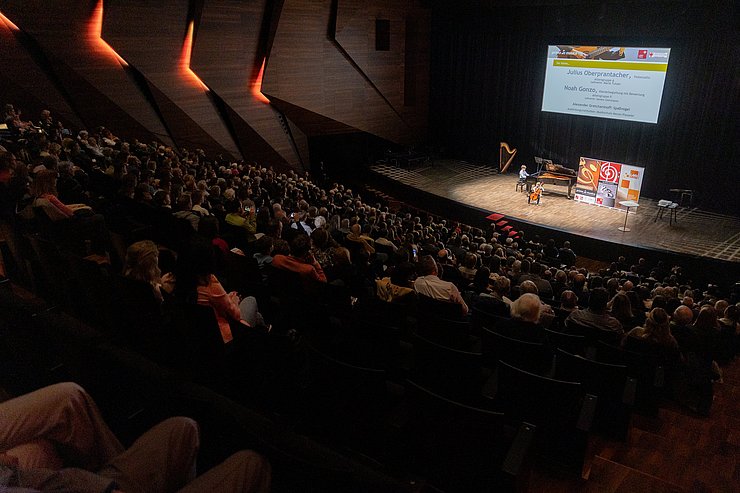 Der Große Saal im Festspielhaus ist gut gefüllt.