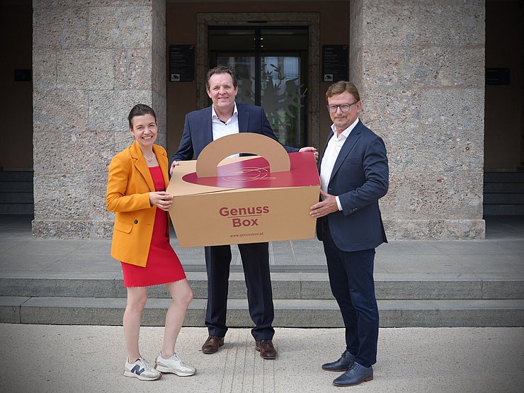 © Land Tirol/Knabl Gruppenfoto mit überdimensionaler Kartonbox "Genussbox"