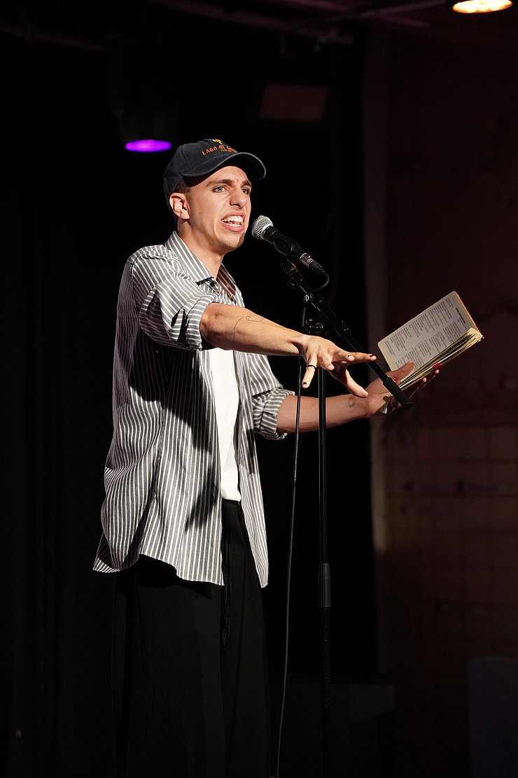 © Benedikt Grawe Adrian Mayr, der „Geist des Frühlings, darf sich über den Poetry-Slam-Förderpreis 2026 freuen.
