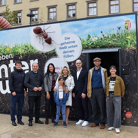 Gruppenfoto vor Bodencubus mit PartnerInnen