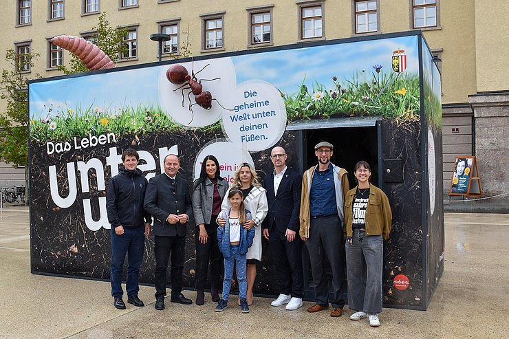 Gruppenfoto vor Bodencubus mit PartnerInnen