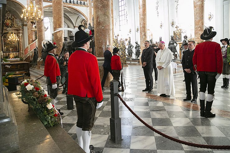 Mehrere Personen in der Hofkirche legen einen Kranz beim Andreas-Hofer-Denkmal nieder
