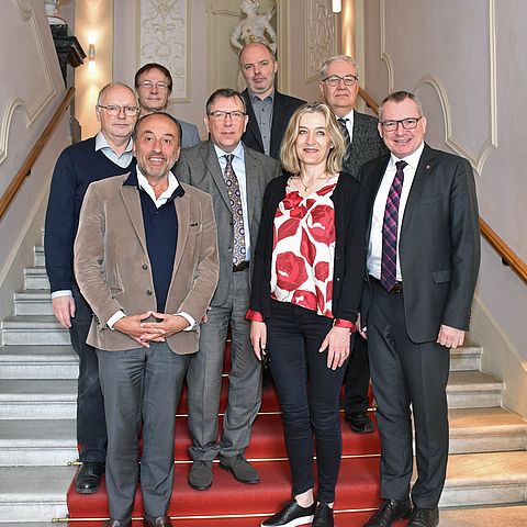 Landesrat Johannes Tratter mit den Expertinnen und Experten im Landhaus in Innsbruck.