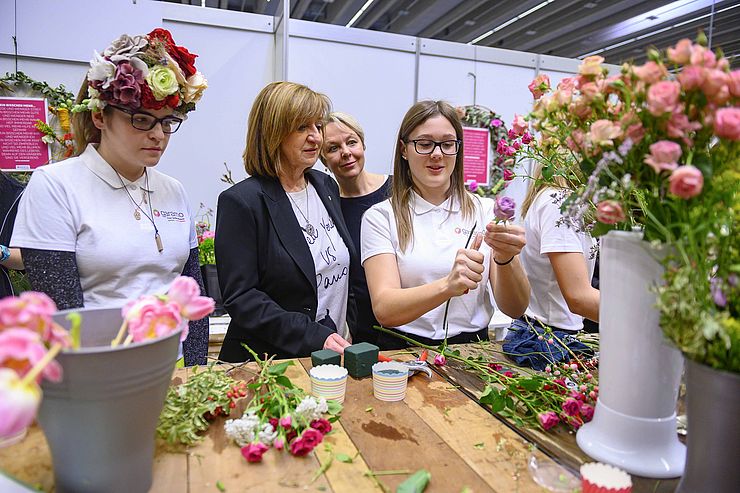 LRin Beate Palfrader und die Stellvertretende Geschäftsführerin des AMS Tirol, Sabine Platzer-Werlberger, zeigten sich von den kunstvollen Blumenkreationen der angehenden FloristInnen begeistert.
