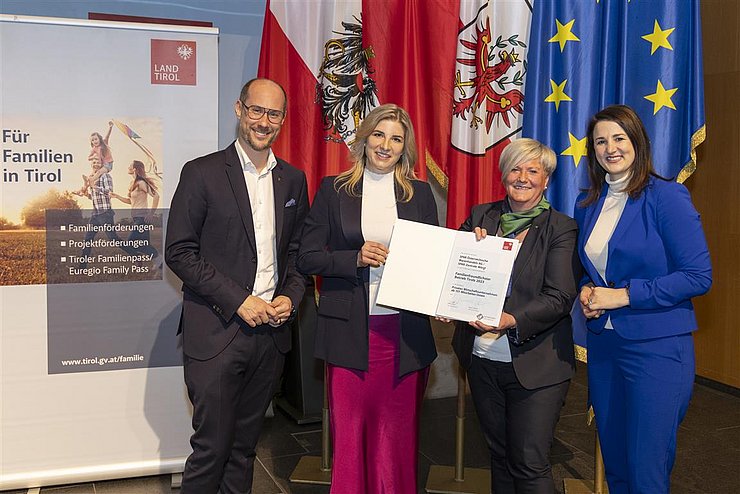 © Land Tirol/Die Fotografen vier Personen mit Urkunde