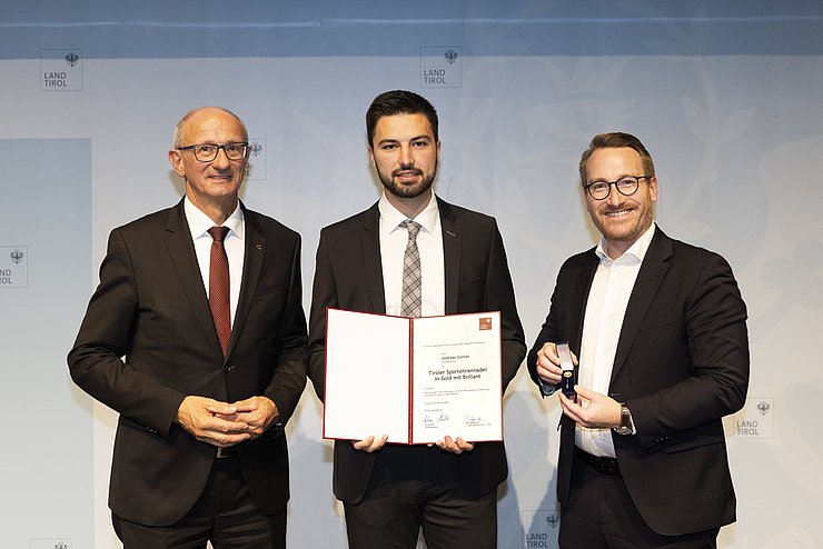 © Land Tirol/W9 Mario Webhofer v.l.n.r.: LH Anton Mattle, Andreas Steiner, 1.LH-Stv. Philip Wohlgemuth