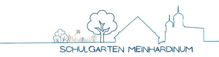 Das Bild Zeigt das Logo des Schulgarten Meinhardinum. Links ist der Garten mit bunten Pflanzen skizziert. In der Mitte das Schulgebäude und rechts das Kloster.