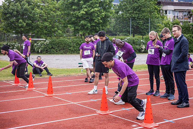 Personen auf Sprintstrecke laufend