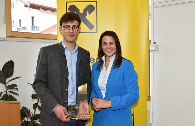 Arbeits- und Jugendlandesrätin Astrid Mair überreichte die Trophäe "Lehrling des Monats Juni 2025" an Florian Schreyer im Betrieb in Ehrwald.