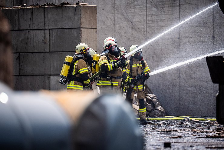 Feuerwehrkräfte beim Löschen