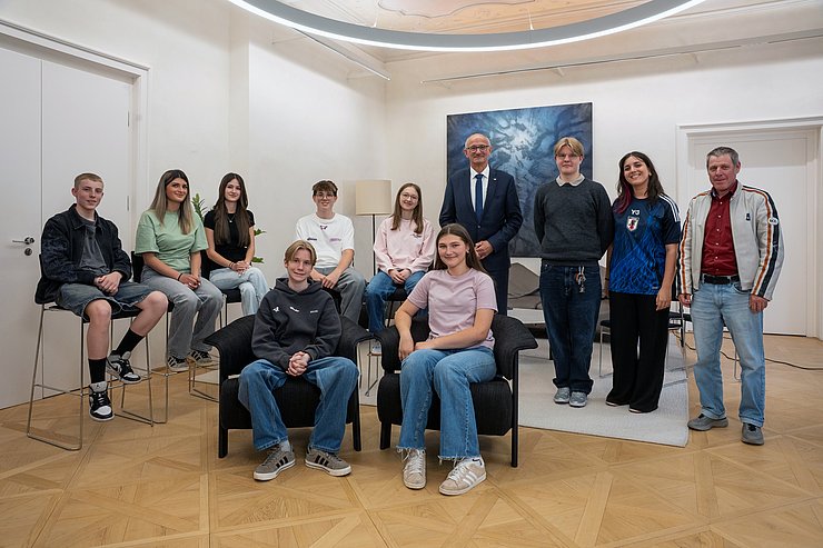© Land Tirol/Jovanovic Gruppenfoto mit Landeshauptmann mit Schulklasse