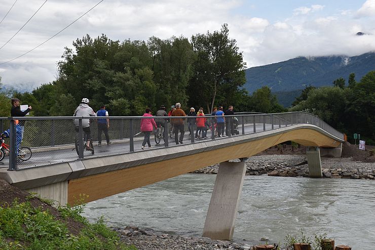 Die ersten RadfahrerInnen und FußgängerInnen auf der neuen Brücke.