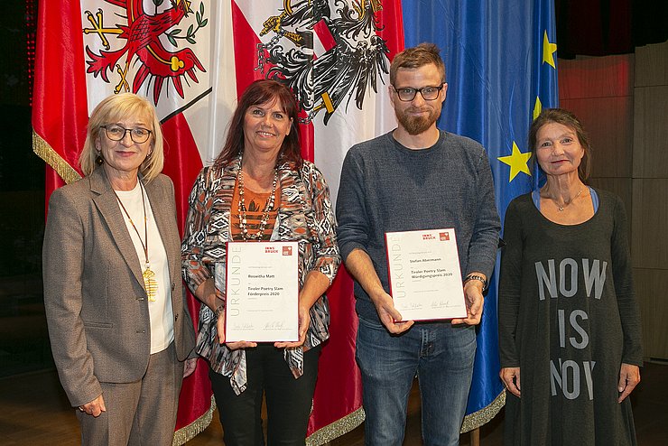 LRin Palfrader und Innsbrucks Kulturstadträtin Uschi Schwarzl zeichneten Stefan Abermann und Roswitha Matt mit dem erstmals vom Land Tirol und der Stadt Innsbruck verliehenen Poetry Slam Preis aus.  