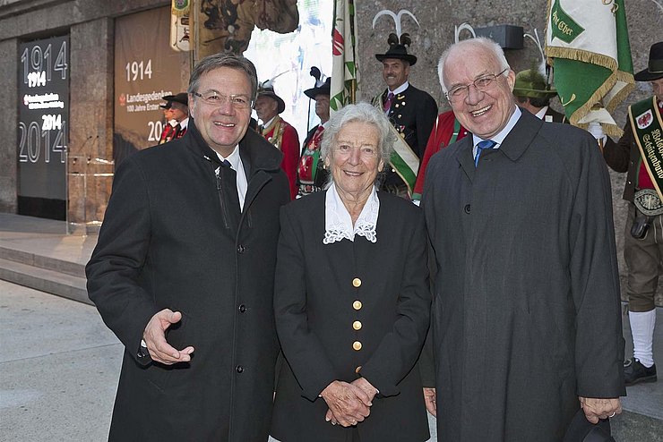 LH Günther Platter (li.) und Landtagspräsident Herwig van Staa erinnerten in ihren Festansprachen an die Gräuel des Krieges und die Bedeutung des Friedens. Julia Gschnitzer machte mit Gedichten von Georg Trakl und Tagebucheintragungen von Tiroler Soldaten