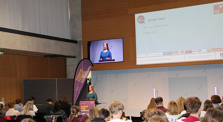 Jugendliche spricht vor Publikum