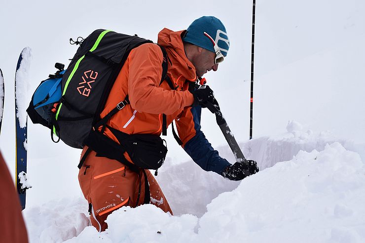Patrick Nairz vom Lawinenwarndienst gräbt ein Loch in den Schnee, um in weiterer Folge ein Schneeprofil zu erstellen.