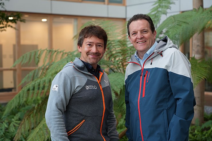 © Land Tirol/Brandhuber Seifert und Zumtobel in sportlicher Kleidung