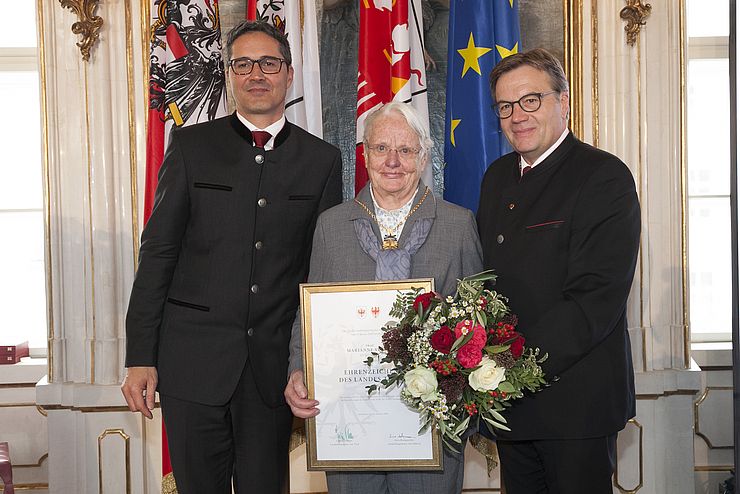 LH Günther Platter (re.) und Südtirols LH Arno Kompatscher (li.) zeichneten Marianne Stöger im Februar 2018 mit dem Ehrenzeichen des Landes Tirol aus.