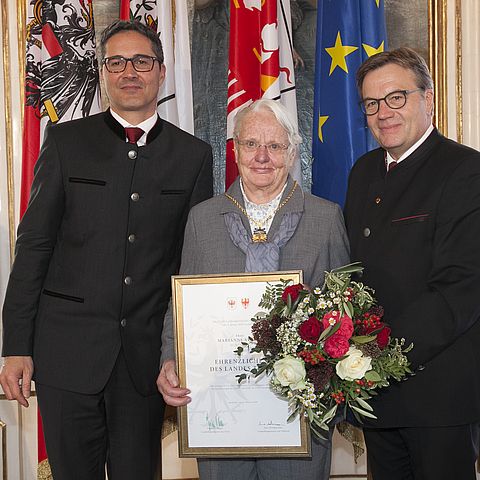 LH Günther Platter (re.) und Südtirols LH Arno Kompatscher (li.) zeichneten Marianne Stöger im Februar 2018 mit dem Ehrenzeichen des Landes Tirol aus.