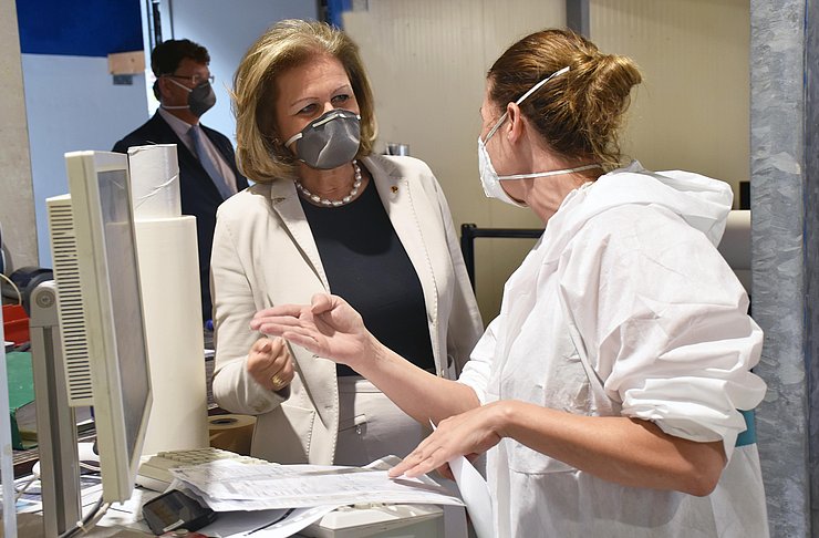 Patrizia Zoller-Frischauf beim Betriebsbesuch: Die Erler-Schutzmasken werden mit Rohstoffen produziert, die primär aus Österreich kommen.