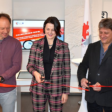 Eröffneten die interaktive Dauerausstellung des Euregio-Lawinenreports: V. l. Patrick Nairz (Lawinenwarndienst Tirol), Sicherheitslandesrätin Astrid Mair und Mauro Gaddo (Direktor Wetter- und Lawinenwarndienst Trentino).