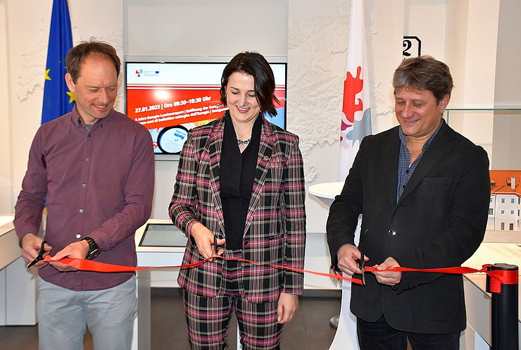 Eröffneten die interaktive Dauerausstellung des Euregio-Lawinenreports: V. l. Patrick Nairz (Lawinenwarndienst Tirol), Sicherheitslandesrätin Astrid Mair und Mauro Gaddo (Direktor Wetter- und Lawinenwarndienst Trentino).