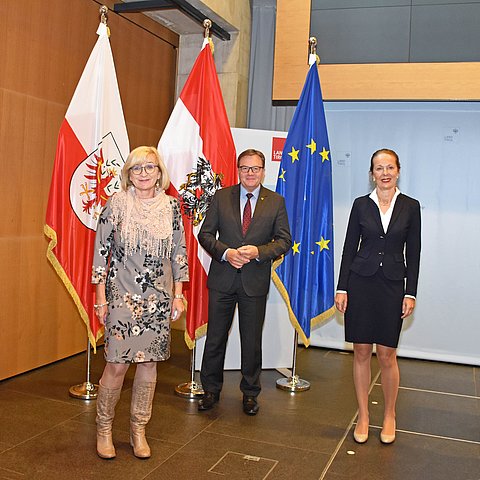 V. li. Paul Gappmaier (Bildungsdirektor für Tirol), Schul- und Kulturlandesrätin Beate Palfrader, LH Günther Platter, Irmgard Plattner (Vizerektorin Pädagogische Hochschule Tirol) und Werner Mayr (Pädagogischer Leiter Bildungsdirektion für Tirol).