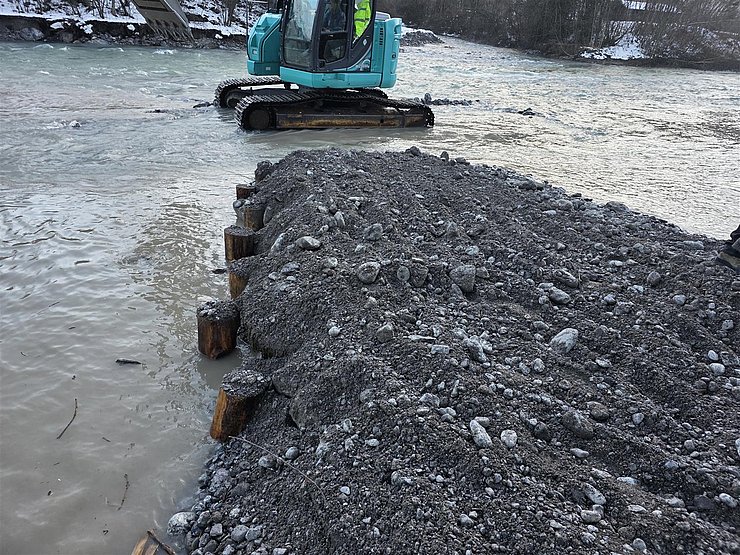 Die Buhnen bestehend aus großen Flussbausteinen und werden zusätzlich noch mit Holzpiloten gesichert. (Anmerkung: die großen Steine sind auf dem Foto nicht mehr zu sehen, sie wurden bereits mit Lechschotter überdeckt)