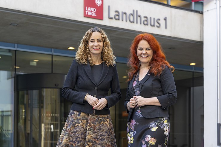 Landesrätinnen stehen nebeneinander