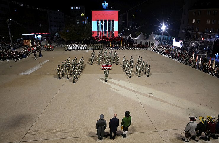 Alljährlich kommen viele ZuschauerInnen zur Aufführung des Großen Zapfenstreichs am Vorabend des Nationalfeiertags zum Landhausplatz in Innsbruck.