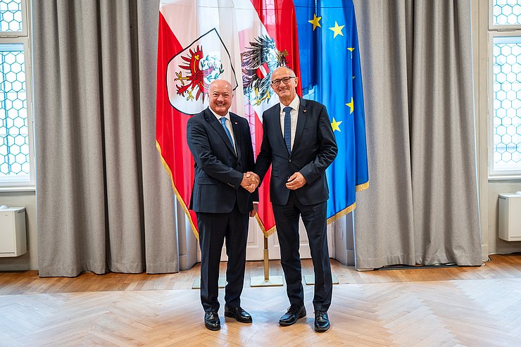 Handshake von Christian Stocker und Anton Mattle