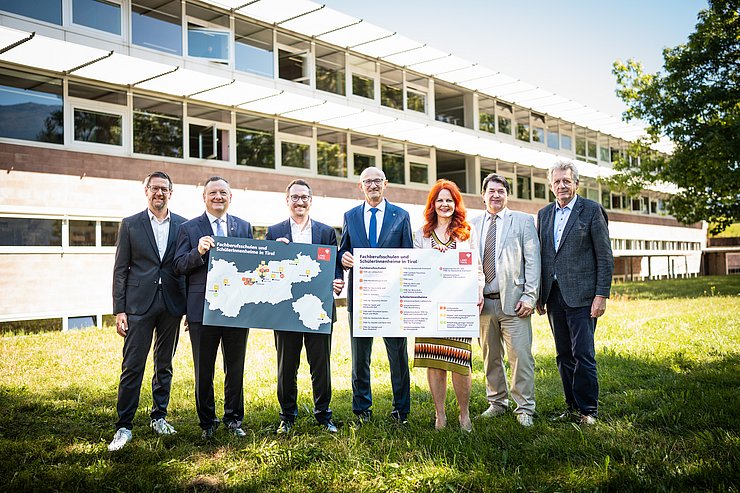 Gruppenfoto vor Tiroler Fachberufsschule in Absam