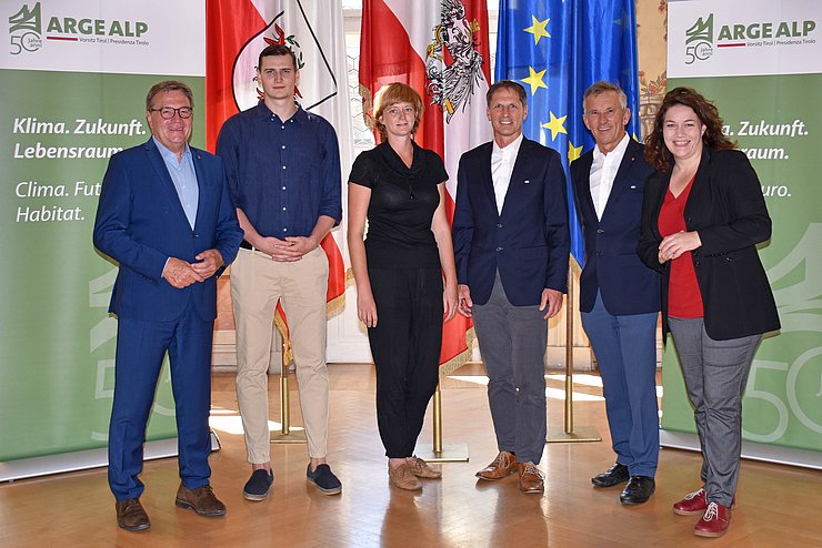 Gruppenfoto Personen vor Fahnen und Arge Alp-Rollups